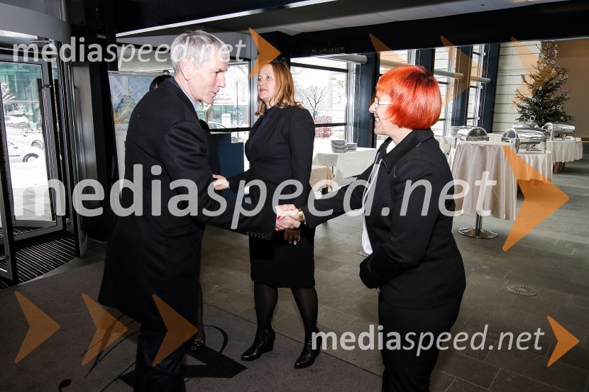  Sandi Češko, predsednik upravnega odbora Studio Moderna d.o.o.; mag. Irma Gubanec, predsednica uprave Delo d.d.;  Mateja Babič Stermecki, odgovorna urednica časopisa DeloDelova osebnost leta 2015 je Jure Poglajen