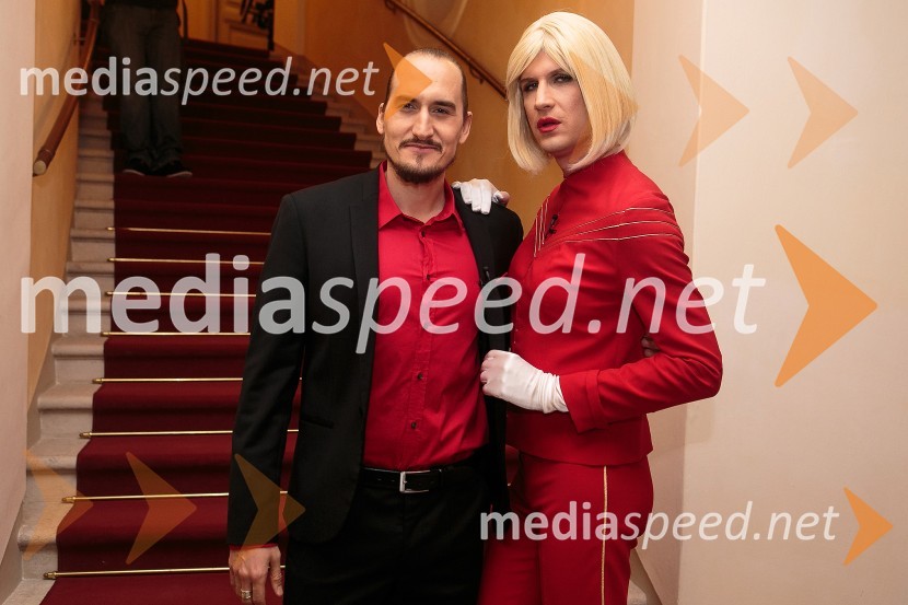  Vid  Valič, stand-up komik, voditelj;  Tomaž Mihelič - Marlenna, član skupine SestreBoris Kobal gost oddaje Na žaru