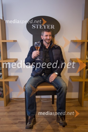  Viki Vukan, glavni urednik avtomobilizma MediaspeedMediaspeed 14. rojstni dan in ponovoletno druženje