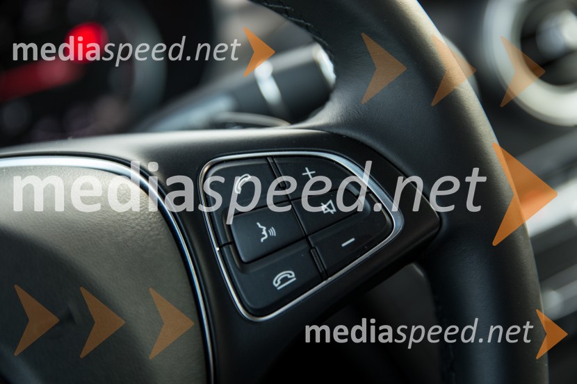 Mercedes-Benz GLC 220d 4Matic, prostoročno telefoniranje s komandami na volanuMercedes-Benz GLC 220d 4Matic, mediaspeed test
