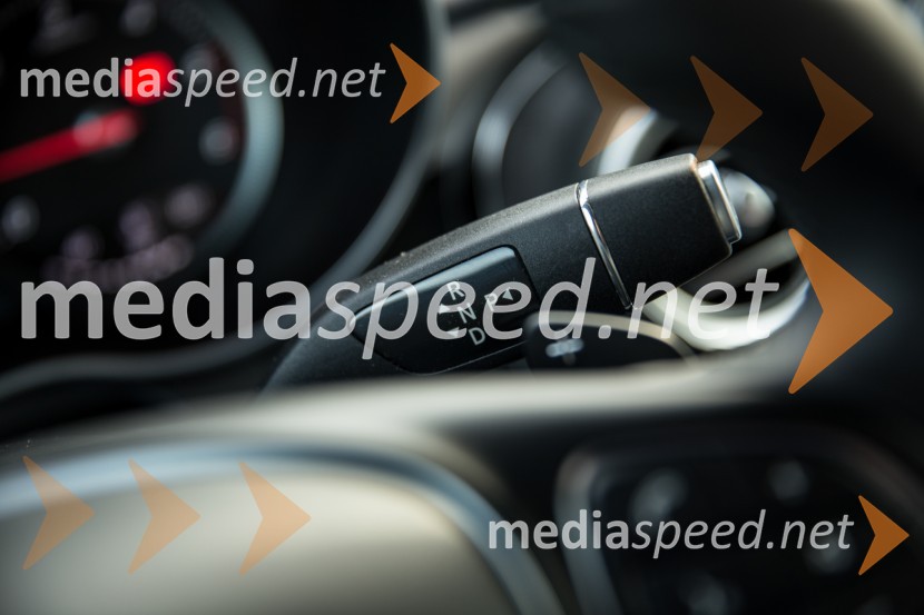 Mercedes-Benz GLC 220d 4Matic, desna obvolanska ročica je menjalnikMercedes-Benz GLC 220d 4Matic, mediaspeed test