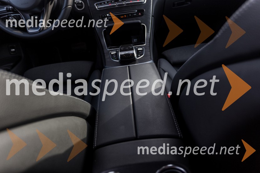 Mercedes-Benz GLC 220d 4Matic, sredinski naslon za roki ima dvojno ločeno odpiranjeMercedes-Benz GLC 220d 4Matic, mediaspeed test