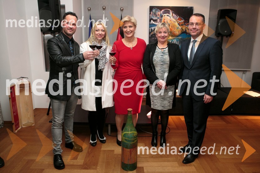  Klemen  Brun, visual artist;  ... ; dr. Anna Prinz, veleposlanica Nemčije;  Gertrud Rantzen, predsednica upravnega odbora, Slovensko-nemška gospodarska zbornica;  Peter Friedrich, minister v deželni vladi zvezne dežele Baden WutternbergNovoletni sprejem Slovensko-nemške gospodarske zbornice in Veleposlaništva ZRN