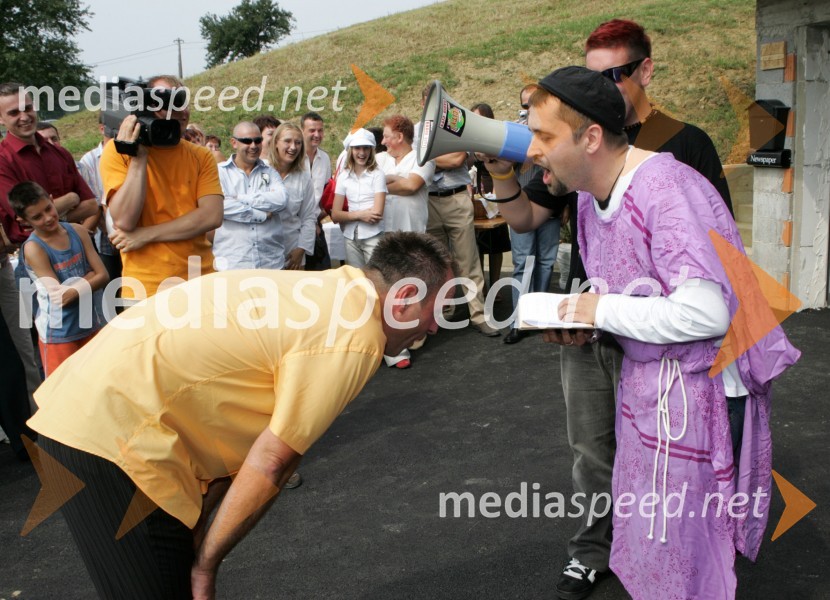 Tomaž Mlakar in ekipa Reporterja Milana, ki je poskrbela za zabavni program - Dejan Vedlin in Tine KrižaničAnita Valher in Tomaž Mlakar - poroka