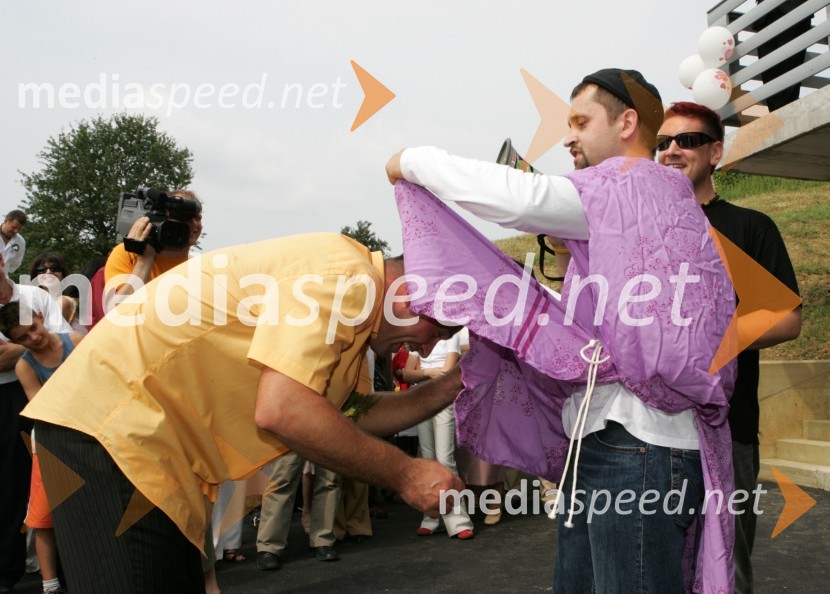 Tomaž Mlakar in ekipa Reporterja Milana, ki je poskrbela za zabavni program - Dejan Vedlin in Tine KrižaničAnita Valher in Tomaž Mlakar - poroka