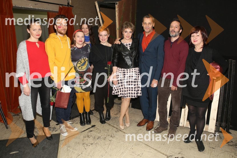  Mojca Simonič, igralka;  Matija Stipanič, igralec;  Mateja Kokol, režiserka;  Maja Borin, dramaturginja;  Suzana Rengeo, modna oblikovalka in kostumografinja;  Maša Žilavec, igralka;  Danilo Rošker, direktor SNG Maribor;  ... ;  Diana Koloini, umetniška direktorica, Drama SNG MariborRazlogi za srečo, premiera predstave