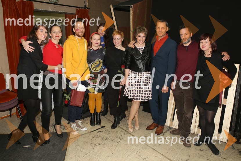  Špela Lešnik, producentka Drame SNG Maribor;  Mojca Simonič, igralka;  Matija Stipanič, igralec;  Mateja Kokol, režiserka;  ... ;  Suzana Rengeo, modna oblikovalka in kostumografinja;  Maša Žilavec, igralka;  Danilo Rošker, direktor SNG Maribor;  ... ;  Diana Koloini, umetniška direktorica, Drama SNG MariborRazlogi za srečo, premiera predstave