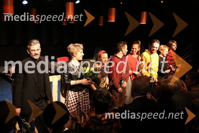  Vladimir Vlaškalić, igralec;  Maša Žilavec, igralka;  Mateja Kokol, režiserka;  ... ;  Mojca Simonič, igralka;  Matija Stipanič, igralec;  Suzana Rengeo, modna oblikovalka in kostumografinja;  ... Razlogi za srečo, premiera predstave