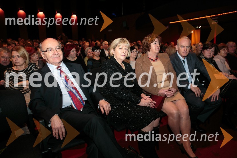  Mitja Rotovnik, nekdanji direktor Cankarjevega doma;  Darja Bavdaž Kuret, državna sekretarka na zunanjem ministrstvu;  Irena Mermal;  Jože  Mermal, predsednik uprave BTC-jaPijem, ker sem pač žejna, premiera monokomedije