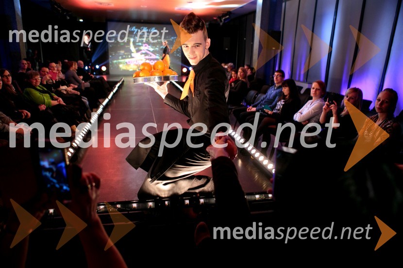  Stašo Frlež, zmagovalec na izboru Naj slovenski natakar/natakarica 20151. modna revija Okusi modo