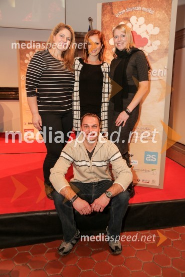  Marta Rojnik;  Roman Jelovčan;  Nina Pušlar, pevka;  Monika Golob, predstavnica za odnose z javnostmiMuzikal Cvetje v jeseni bo doživel 100. ponovitev