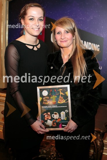  Špela Lešnik, producentka Drame SNG Maribor;  Anja Žižek, marketing SNG MariborOutstanding 2015, podelitev nagrad