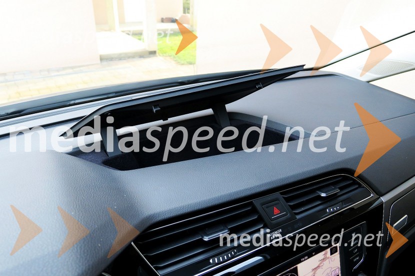 Volkswagen Touran 1.6 TDI Comfortline, funkcionalen predal tudi na armaturni ploščiVolkswagen Touran 1.6 TDI Comfortline, mediaspeed test