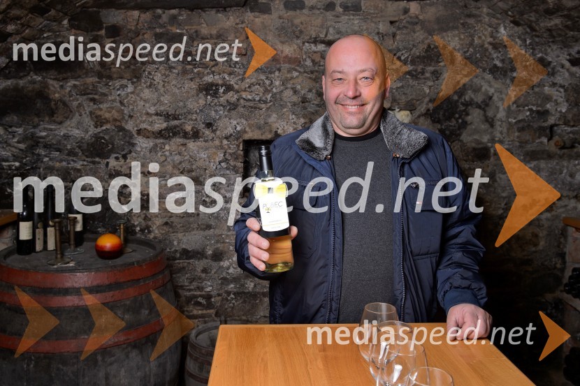 Mediaspeed - Obisk nagrajencev Slovenskih novic pri PUBEC vinarju Vina