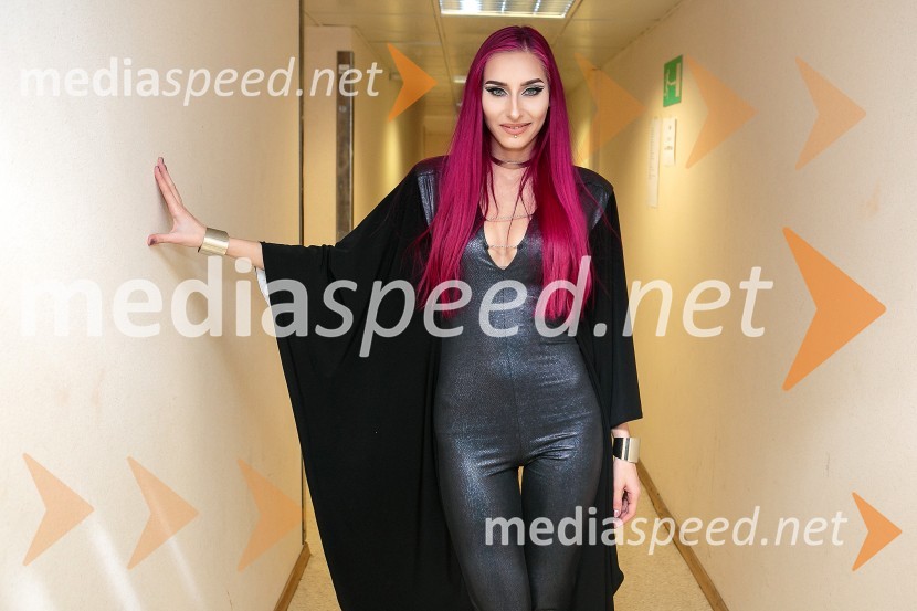  Sara Briški Cirman - Raiven, pevka, harfistka, RaivenEMA 2016: Zmagovalka je ManuElla