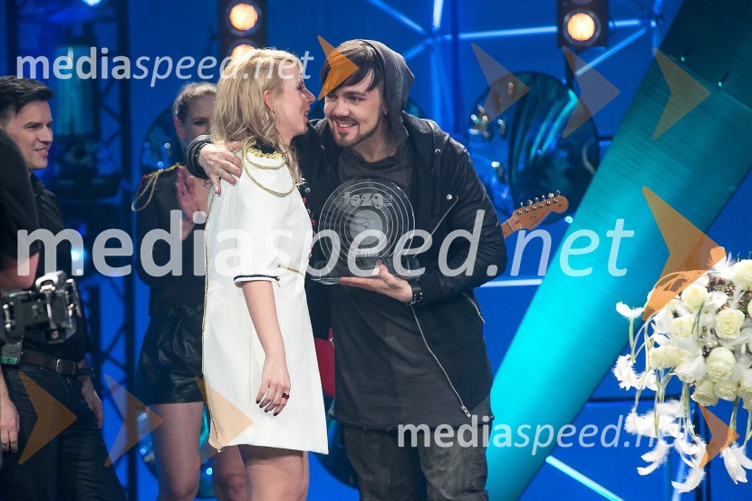  Manuela Brečko - Manuella, pevka, ManuElla;  Aleš Vovk - Raay, glasbenik, duo MaraayaEMA 2016: Zmagovalka je ManuElla