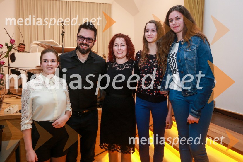  Vaneja Steyer, Steyer Vina;  Petar Grašo, pevec;  Sabina Steyer;  ... ;  ... Steyerjevi okusi na prestopni dan s Tomažem Kavčičem in Petrom Grašom