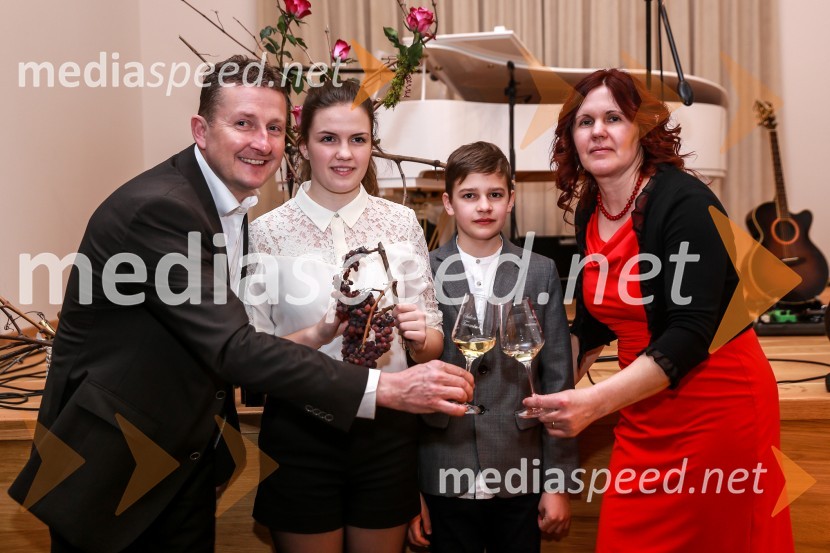  Danilo Steyer,  Steyer Vina;  Vaneja Steyer, Steyer Vina;  Mark Steyer, Steyer Vina;  Magda Steyer, Steyer VinaSteyerjevi okusi na prestopni dan s Tomažem Kavčičem in Petrom Grašom