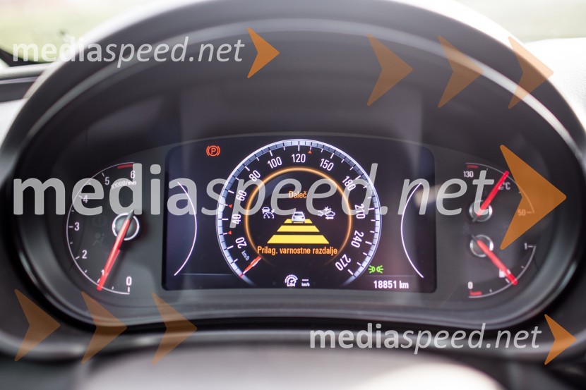 Opel Insignia 2.0 CDTi ECOTEC Cosmo, kombinacija analognih in digitalnih merilnikovOpel Insignia 2.0 CDTi ECOTEC Cosmo, mediaspeed test
