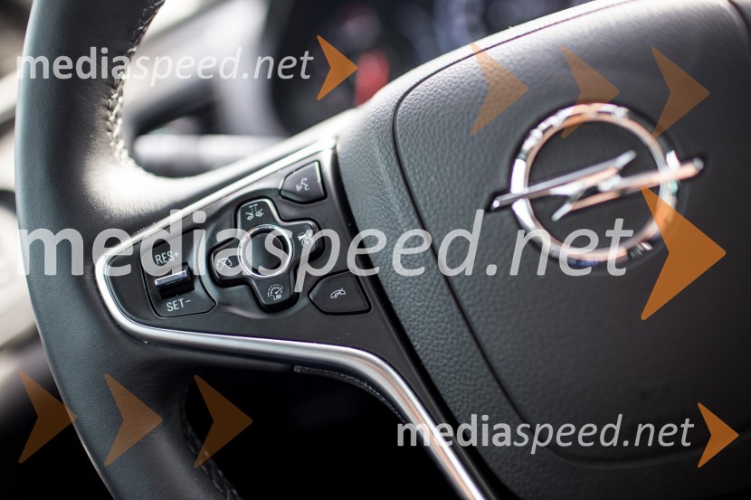 Opel Insignia 2.0 CDTi ECOTEC Cosmo, aktivni radarski tempomatOpel Insignia 2.0 CDTi ECOTEC Cosmo, mediaspeed test