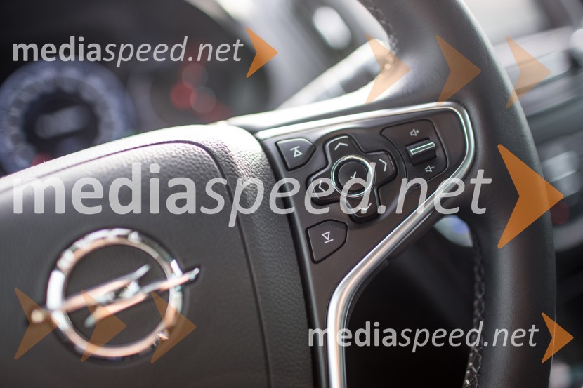 Opel Insignia 2.0 CDTi ECOTEC Cosmo, upravljanje s potovalnim računalnikom na volanuOpel Insignia 2.0 CDTi ECOTEC Cosmo, mediaspeed test