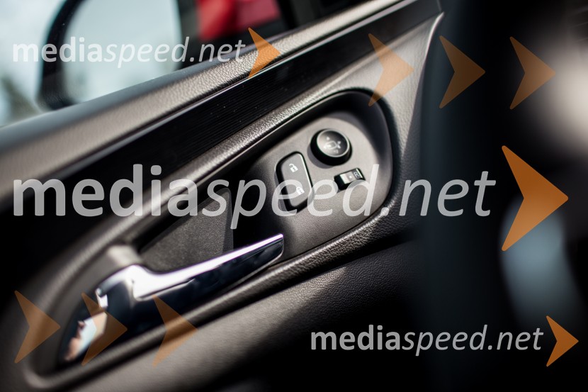 Opel Insignia 2.0 CDTi ECOTEC Cosmo, skladne linije notranjega oblikovanjaOpel Insignia 2.0 CDTi ECOTEC Cosmo, mediaspeed test