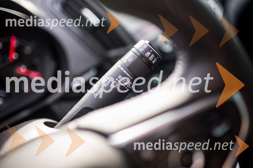 Opel Insignia 2.0 CDTi ECOTEC Cosmo, funkcijsko bogate obvolanske ročiceOpel Insignia 2.0 CDTi ECOTEC Cosmo, mediaspeed test