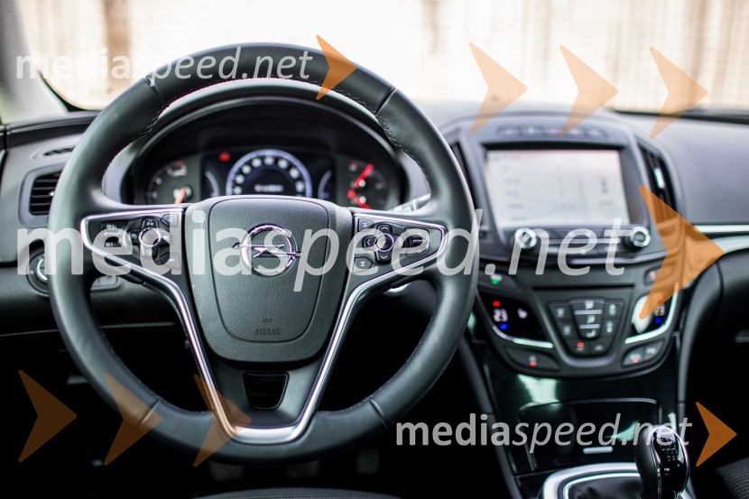 Opel Insignia 2.0 CDTi ECOTEC Cosmo, multifunkcijski volan&nbsp;Opel Insignia 2.0 CDTi ECOTEC Cosmo, mediaspeed test
