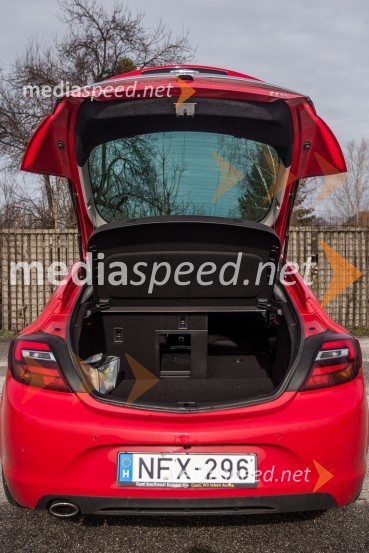 Opel Insignia 2.0 CDTi ECOTEC Cosmo, prtljažnik v osnovi meri 530 litrovOpel Insignia 2.0 CDTi ECOTEC Cosmo, mediaspeed test