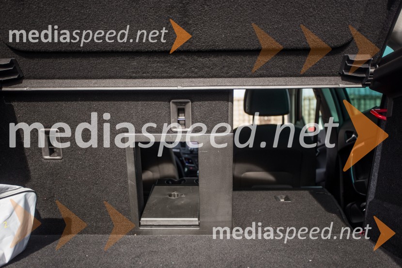 Opel Insignia 2.0 CDTi ECOTEC Cosmo, dvotretjinski del ima odprtino za daljše predmeteOpel Insignia 2.0 CDTi ECOTEC Cosmo, mediaspeed test