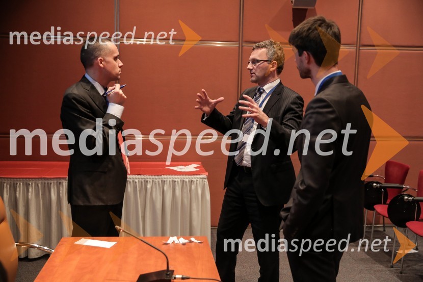  Olivier P. Mueller, CFA, CAIA, FRM, direktor na Credit Suisse; mag. Hrvoje Krstulović, predsednik uprave ZB Invest;  Blaž Hribar, CFA, član uprave Pokojninske družbe ACFA Institute Research Challenge 2016, lokalni finale