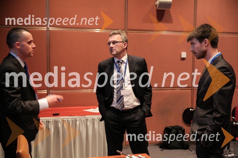  Olivier P. Mueller, CFA, CAIA, FRM, direktor na Credit Suisse; mag. Hrvoje Krstulović, predsednik uprave ZB Invest;  Blaž Hribar, CFA, član uprave Pokojninske družbe ACFA Institute Research Challenge 2016, lokalni finale