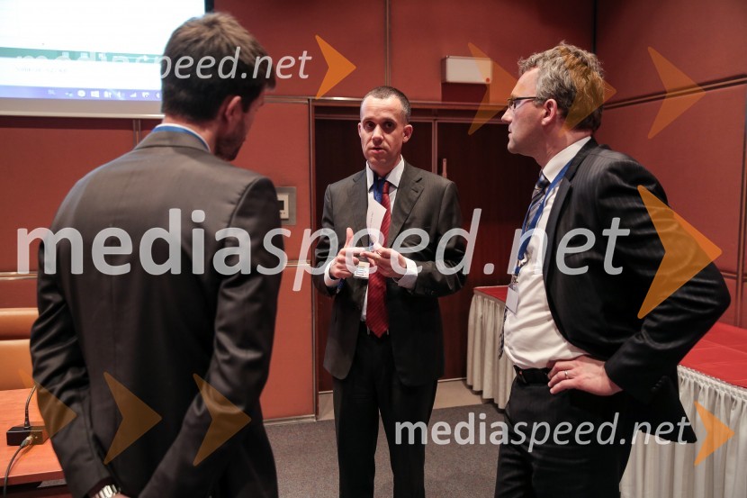 Blaž Hribar, CFA, član uprave Pokojninske družbe A;  Olivier P. Mueller, CFA, CAIA, FRM, direktor na Credit Suisse; mag. Hrvoje Krstulović, predsednik uprave ZB InvestCFA Institute Research Challenge 2016, lokalni finale