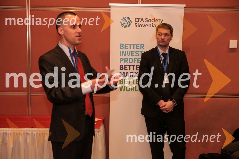 Olivier P. Mueller, CFA, CAIA, FRM, direktor na Credit Suisse;  Bojan Ivanc, CFA, CAIA, vodja analitske skupine SKEP GZSCFA Institute Research Challenge 2016, lokalni finale