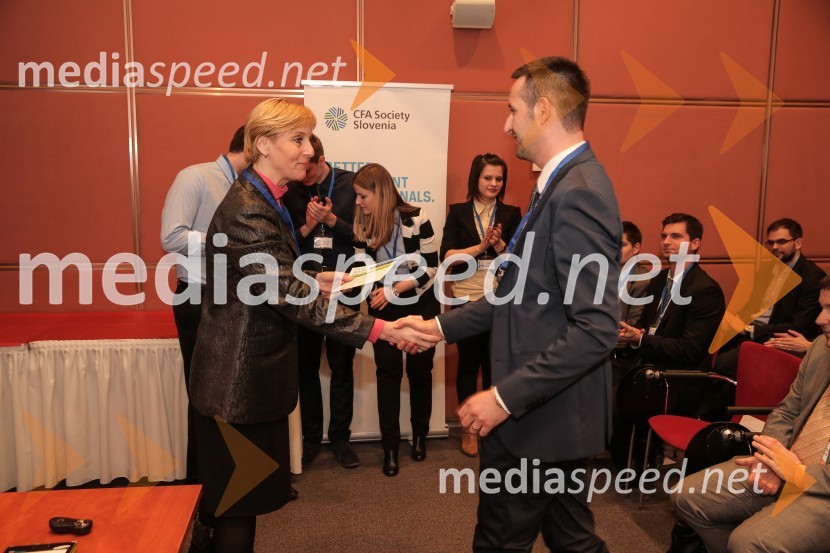 mag. Irena  Vodopivec Jean, viceguvernerka, Banka Slovenije;  Jure Rogač, mentor ekipe iz EPFCFA Institute Research Challenge 2016, lokalni finale