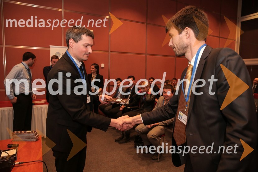  Bojan Ivanc, CFA, CAIA, vodja analitske skupine SKEP GZS;  Blaž Hribar, CFA, član uprave Pokojninske družbe ACFA Institute Research Challenge 2016, lokalni finale