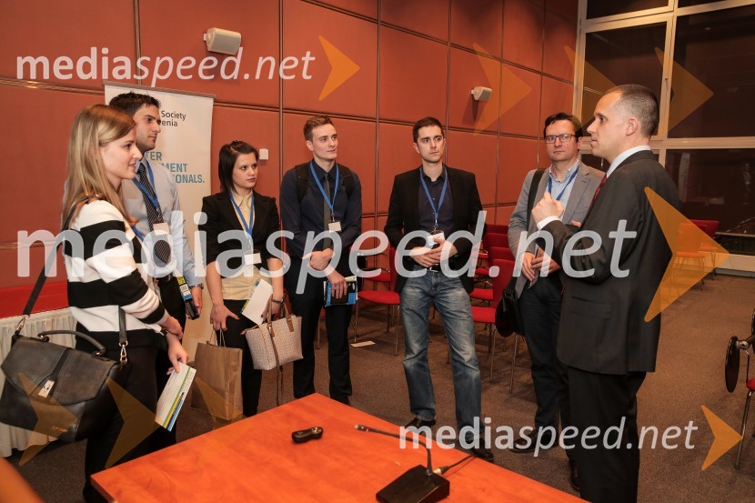  Ana Petkovska;  Aljoša Paurević;  Sara Dimovska;  Mario Garić;  Aleš Mataj, CFA; prof. dr. Igor Lončarski, Ekonomska fakulteta, Univerza v Ljubljani;  Olivier P. Mueller, CFA, CAIA, FRM, direktor na Credit SuisseCFA Institute Research Challenge 2016, lokalni finale