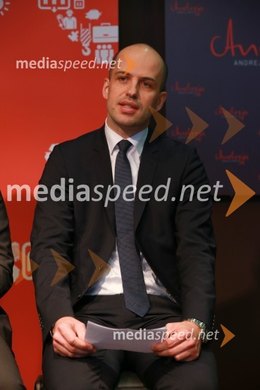  Martin Gosenca, predsednik uprave podjetja CGPZbor za oživitev in razvoj gradbeništva, novinarska konferenca