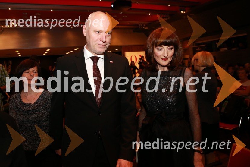 dr. Milan Brglez, predsednik Državnega zbora Republike Slovenije;  Sabina Obolnar, urednica revij Ona ter OnaplusOna 365 za leto 2015 je Maja Plaz