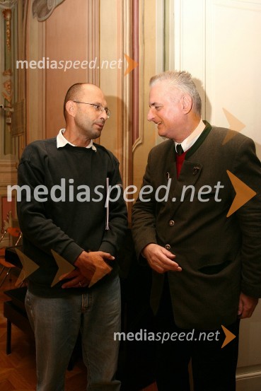 Jože Dežman, direktor Muzeja novejše zgodovine Slovenije in Peter Mlakar, filozofOdprtje fotografske razstave ob 30-letnici skupine Pankrti