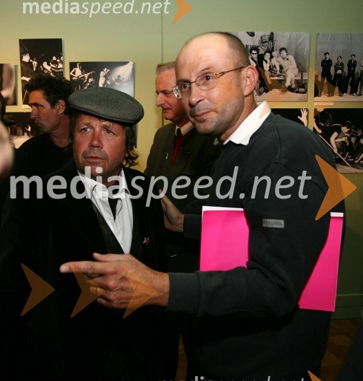 Peter Lovšin, nekdanji član skupine Pankrti in Jože Dežman, direktor Muzeja novejše zgodovine SlovenijeOdprtje fotografske razstave ob 30-letnici skupine Pankrti