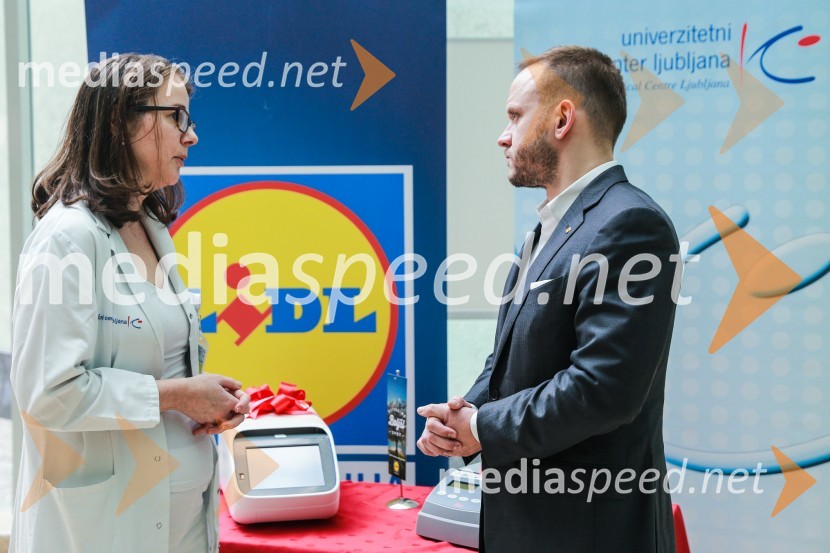 asist. dr.  Maruša Debeljak, Služba za specialno laboratorijsko diagnostiko Pediatrične klinike UKC Ljubljana ;  Gregor Kosi, generalni direktor Lidl SlovenijaDonacija genetskega analizatorja Pediatrični kliniki v Ljubljani