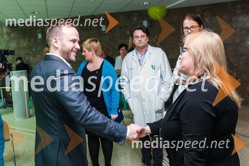  Gregor Kosi, generalni direktor Lidl Slovenija;  Biserka Marolt Meden, poslovna direktorica, Pediatrična klinika LjubljanaDonacija genetskega analizatorja Pediatrični kliniki v Ljubljani