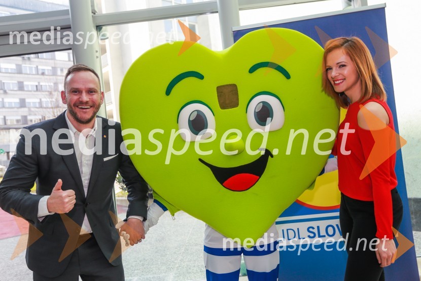  Gregor Kosi, generalni direktor Lidl Slovenija;  Nina Pušlar, pevkaDonacija genetskega analizatorja Pediatrični kliniki v Ljubljani