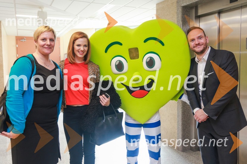  Tina Cipot, vodja oddelka za odnose z javnostmi, Lidl Slovenija;  Nina Pušlar, pevka;  Gregor Kosi, generalni direktor Lidl SlovenijaDonacija genetskega analizatorja Pediatrični kliniki v Ljubljani