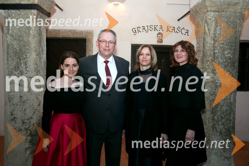  Katja Verderber - Katarina Mala, pevka;  Marjan Kurnik, direktor, Kopitarna Sevnica;  Tatjana Šinkovec, marketing, Kopitarna Sevnica;  Maja Štamol Droljc, modna oblikovalka1. ženska salamiada v Sevnici na dan mučenikov razvajala dame