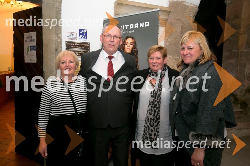  Jožica Judež, podjetnica, 2. mesto na 1. ženski salamijadi;  Marjan Kurnik, direktor, Kopitarna Sevnica;  Jelka Robar, zmagovalka 1. ženske salamijade;  Zinka Krnc, 3. mesto na 1. ženski salamijadi, soproga predsednika Društva Salamarjev Sevnica1. ženska salamiada v Sevnici na dan mučenikov razvajala dame