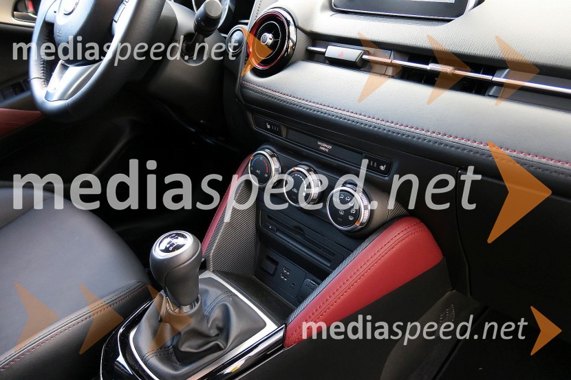 Mazda CX-3 G150 AWD Revolution, usnje tudi po kokpituMazda CX-3 G150 AWD Revolution, mediaspeed test
