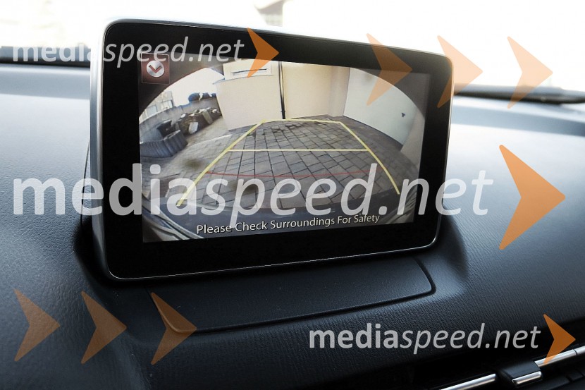 Mazda CX-3 G150 AWD Revolution, vzvratna kamera je skoraj nujnaMazda CX-3 G150 AWD Revolution, mediaspeed test