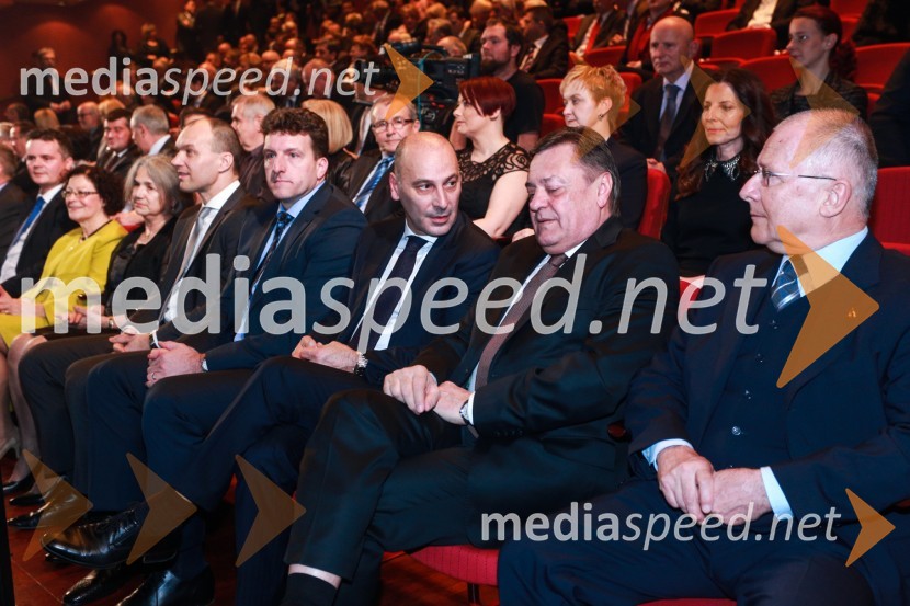  Miran  Rauter, HERMI;  Andrej  Poklič, GKN Driveline Slovenija;  Marjan  Batagelj, predsednik upravnega odbora, Postojnska jama;  Zoran Janković, župan, Mestna občina Ljubljana;  ... 48. podelitev nagrad Gospodarske zbornice Slovenije